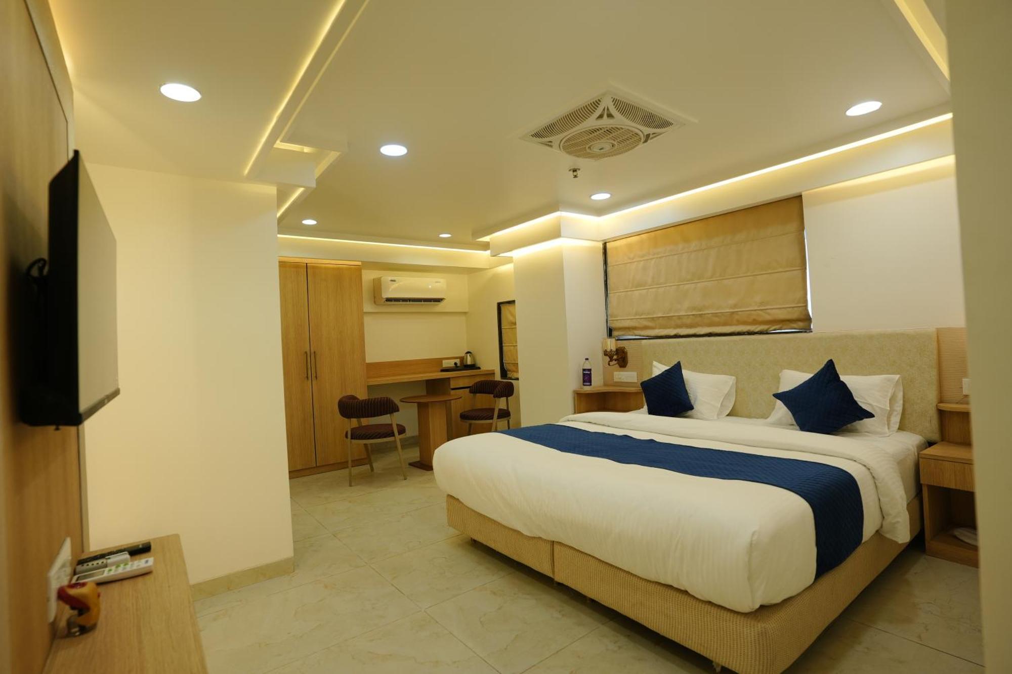Hotel 6 Seasons, Koregoan Park, Pune Exterior photo