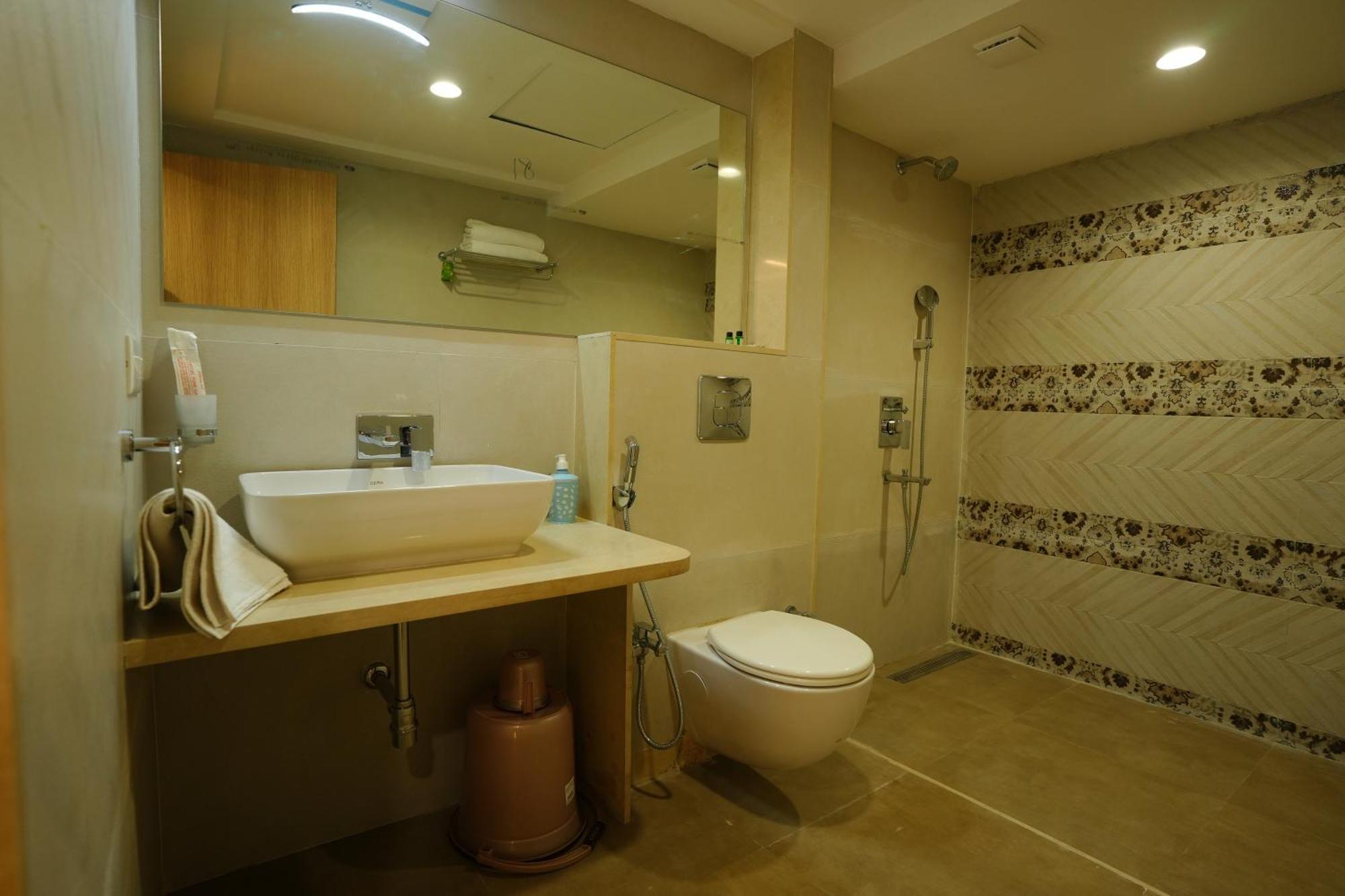 Hotel 6 Seasons, Koregoan Park, Pune Exterior photo