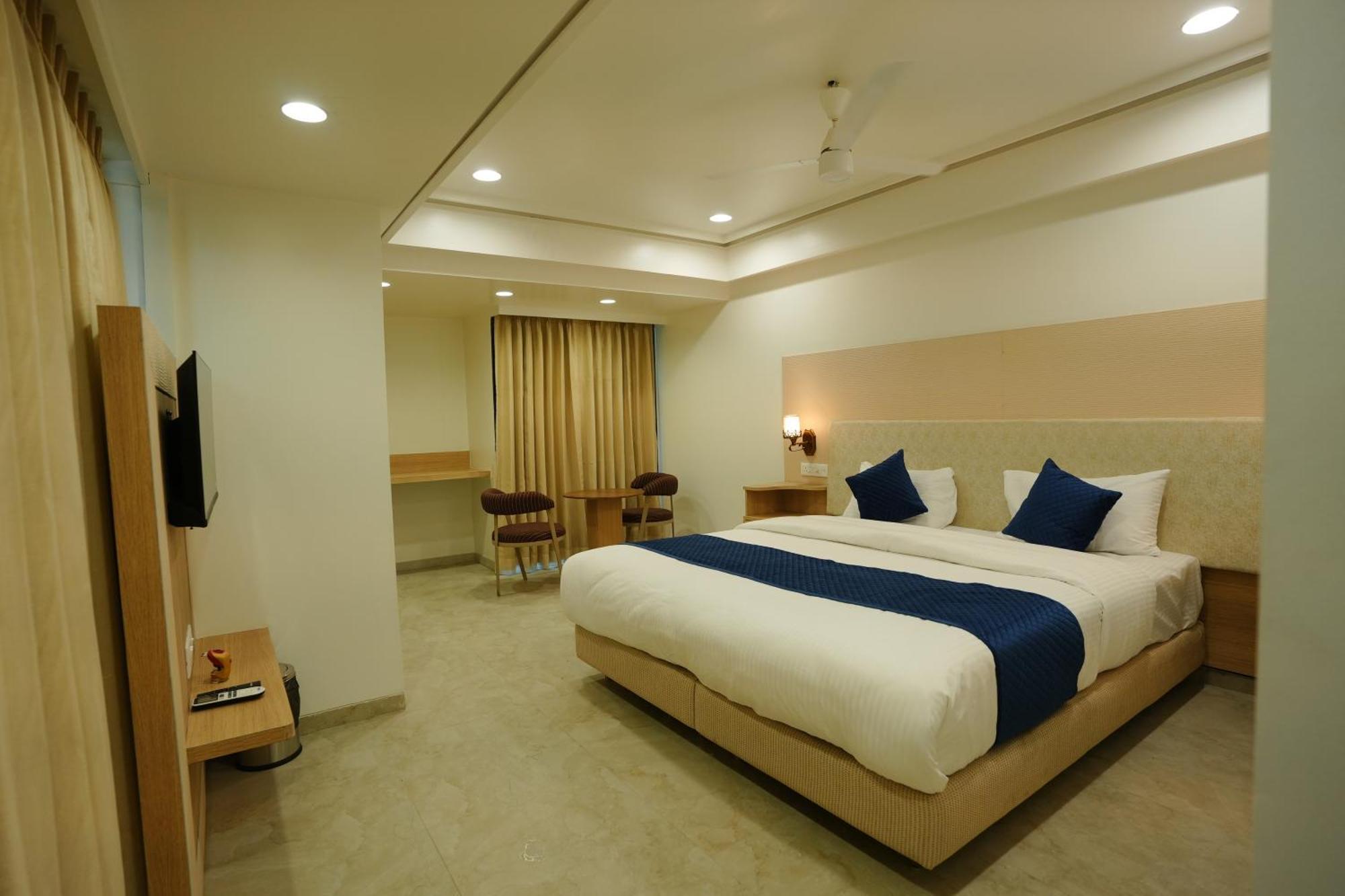 Hotel 6 Seasons, Koregoan Park, Pune Exterior photo