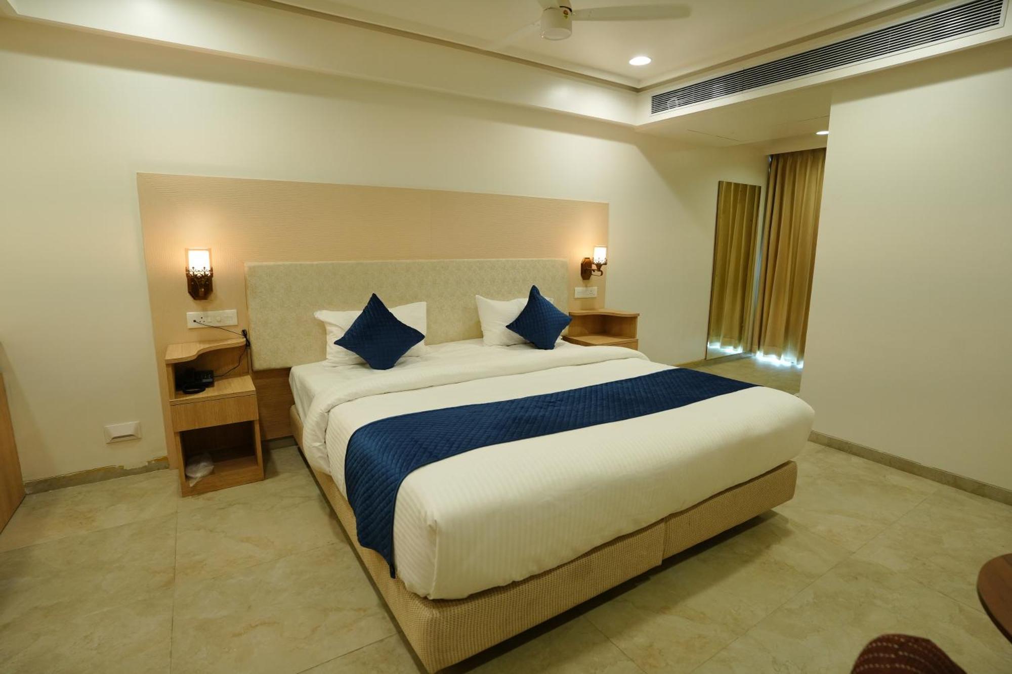 Hotel 6 Seasons, Koregoan Park, Pune Exterior photo