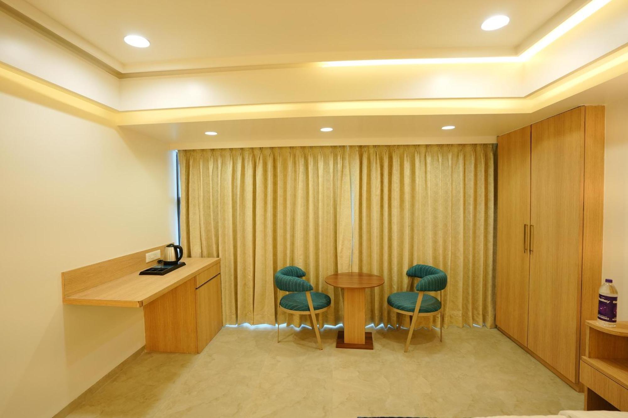 Hotel 6 Seasons, Koregoan Park, Pune Exterior photo
