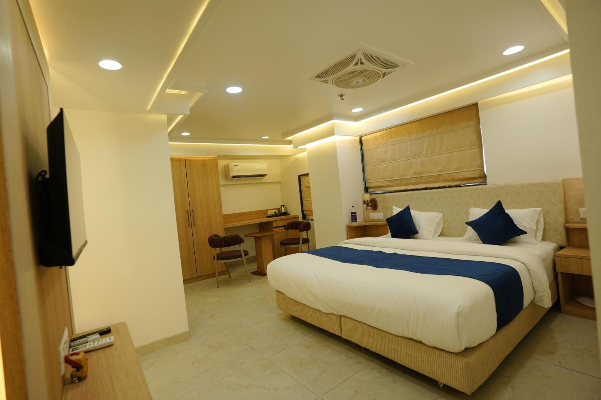 Hotel 6 Seasons, Koregoan Park, Pune Exterior photo